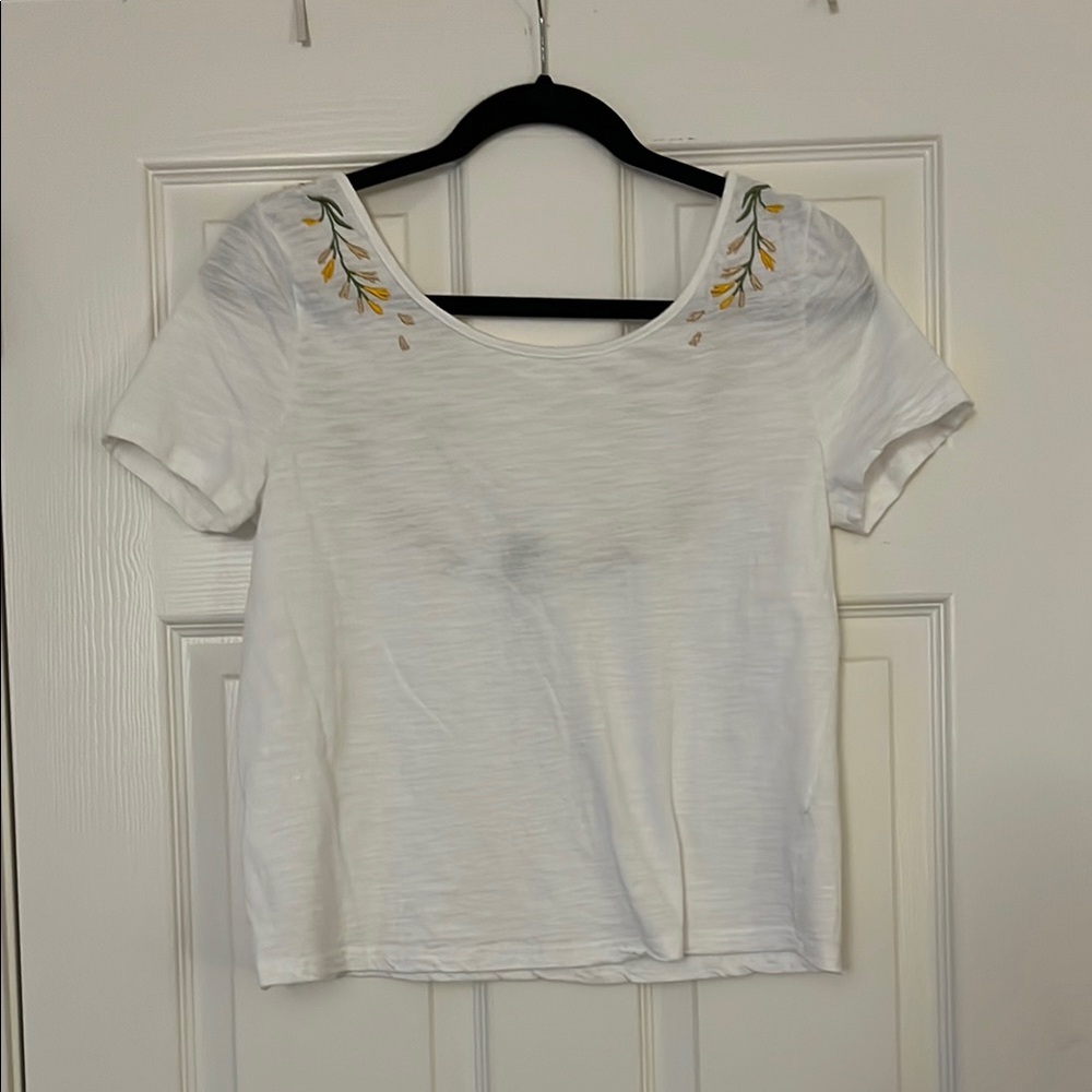 White crop t-shirt with square neck short sleeves and embellished details